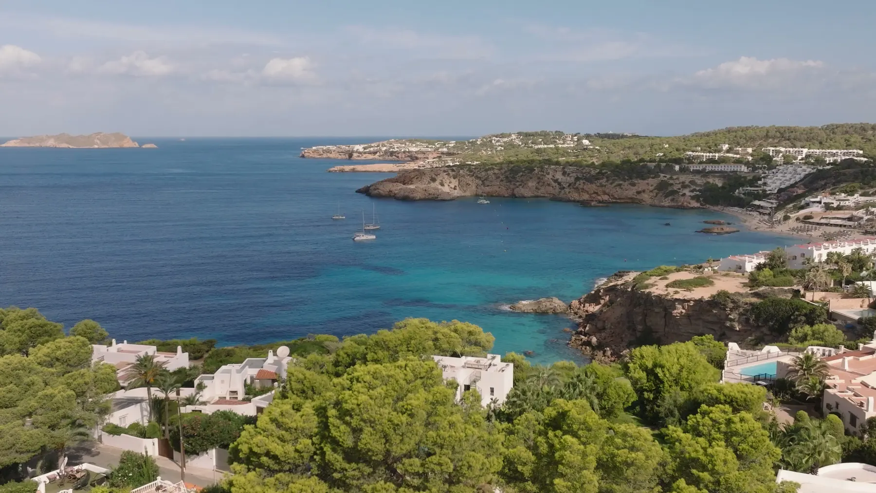 La bahía de Cala Tarida desde la finca